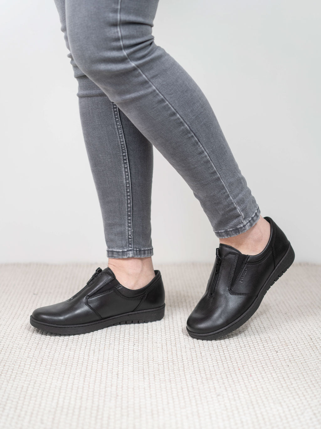 PAJU Women’s XW Front Zip Shoe (13471-100)